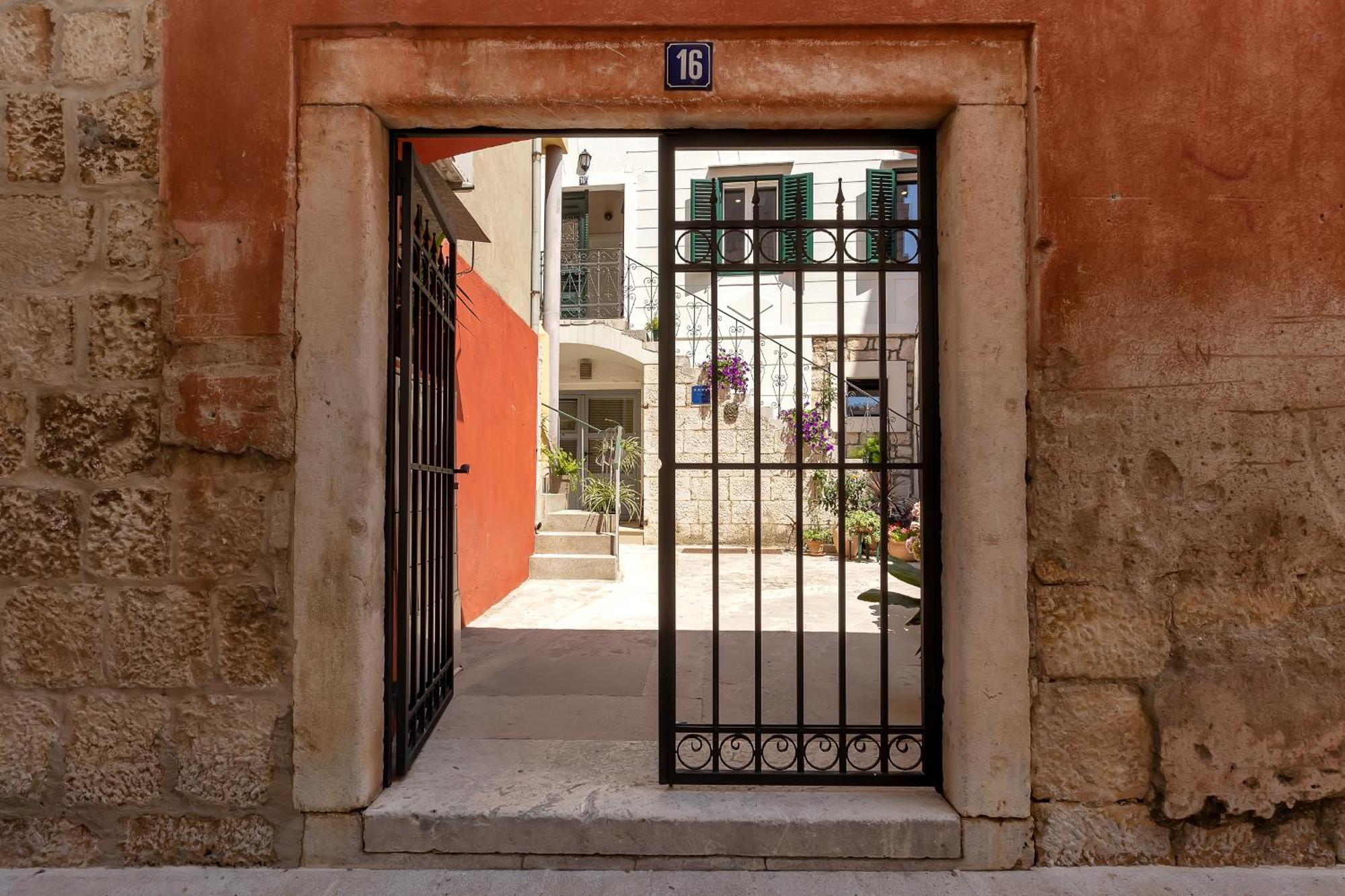 City Center Apartment Dvor Kalalarga Makarska Exterior foto