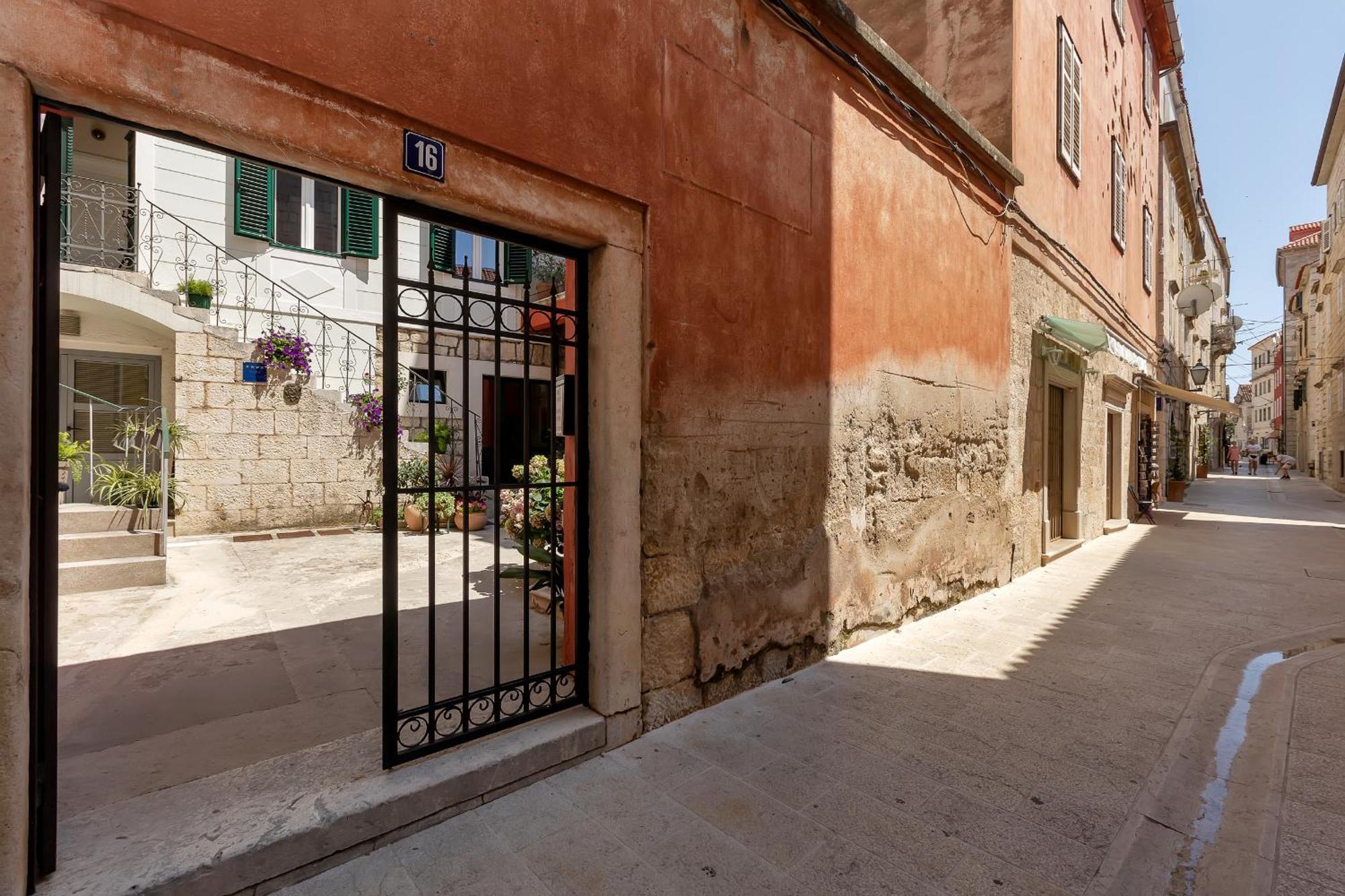 City Center Apartment Dvor Kalalarga Makarska Exterior foto